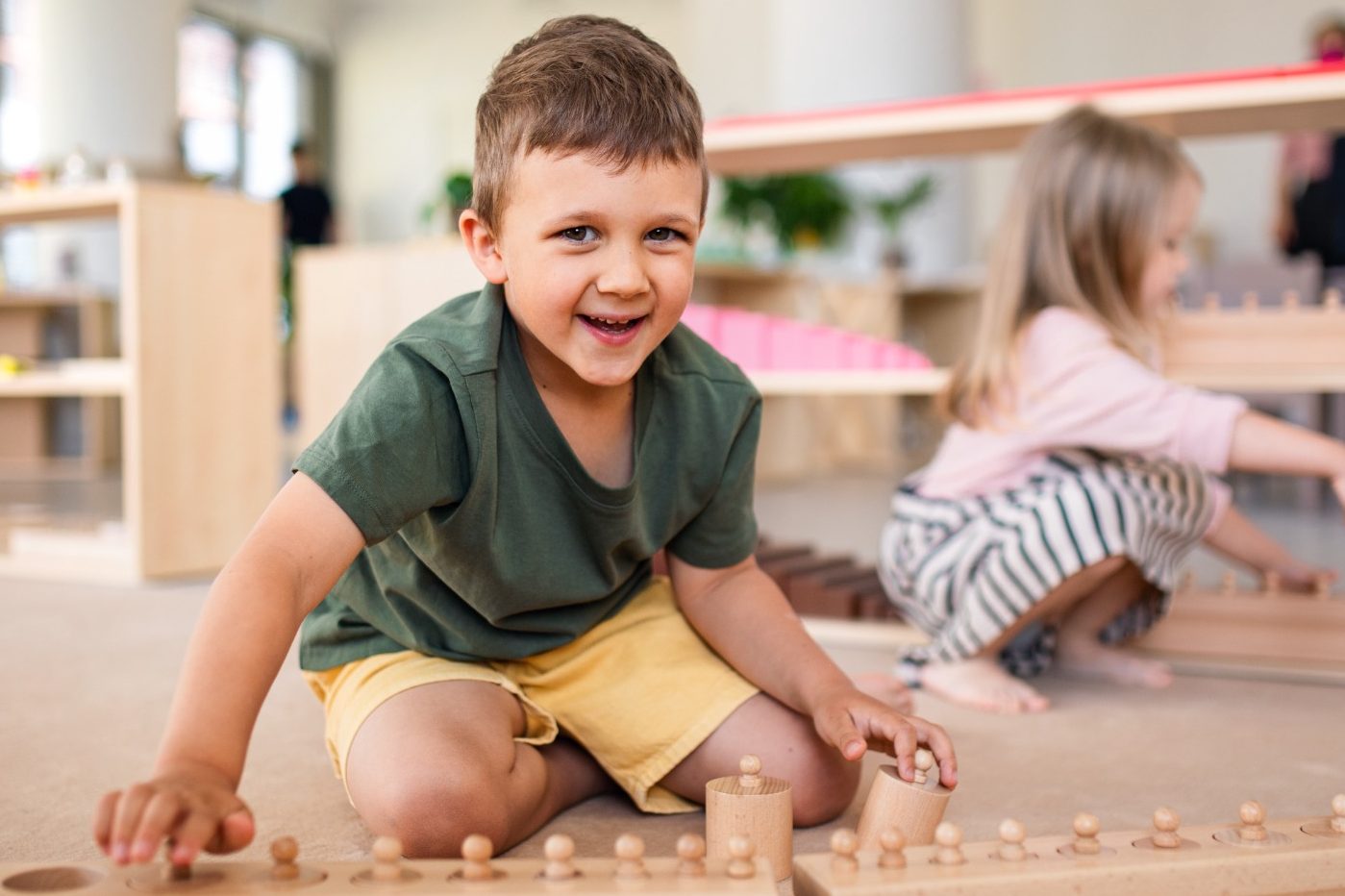 Spielendes Kind im Montessori Kindergarten