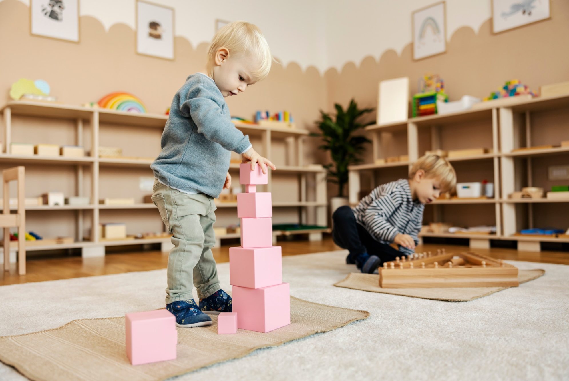 Zwei Kinder in einem Spielzimmer